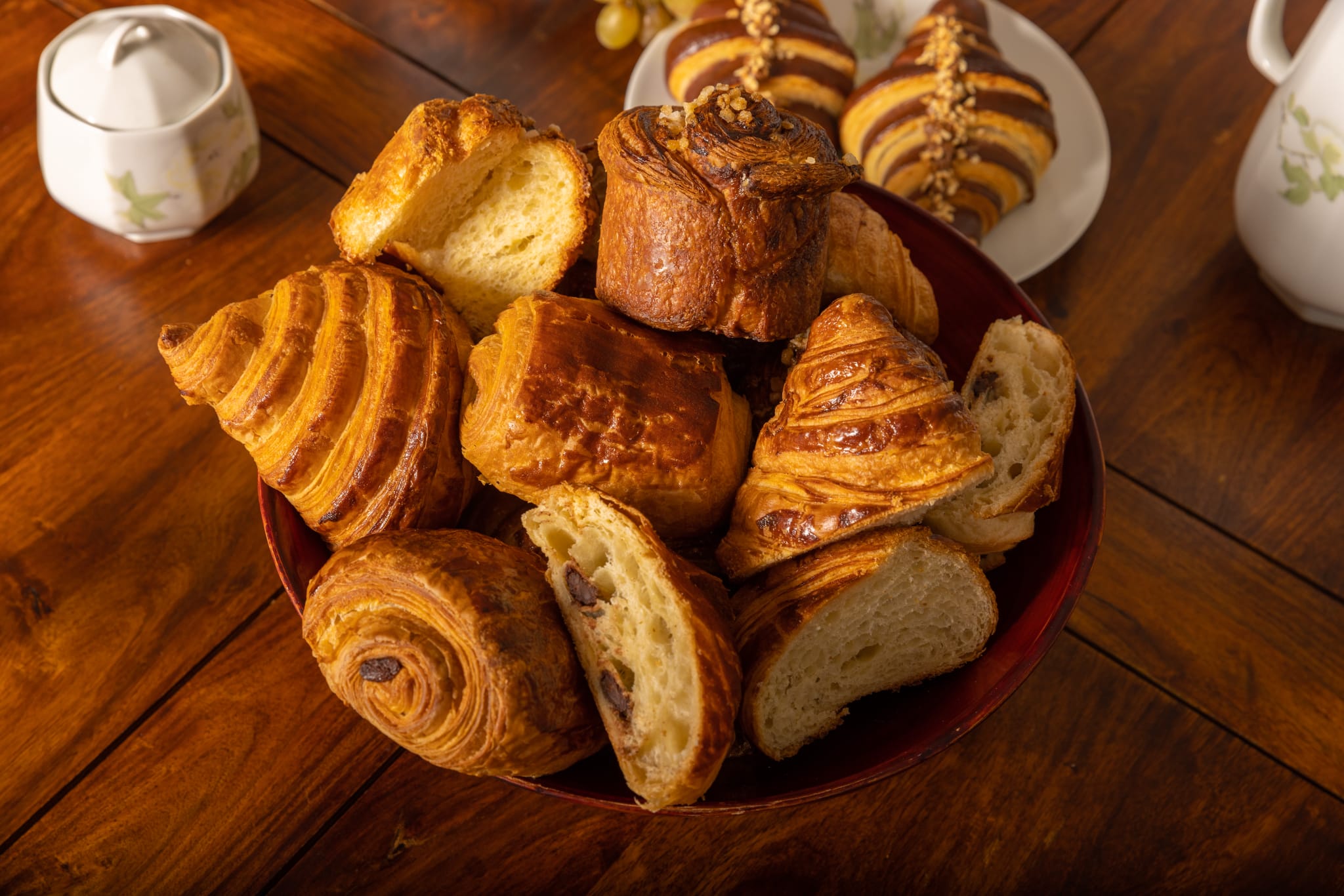Des croissants et autres patisseries déposées sur une table 